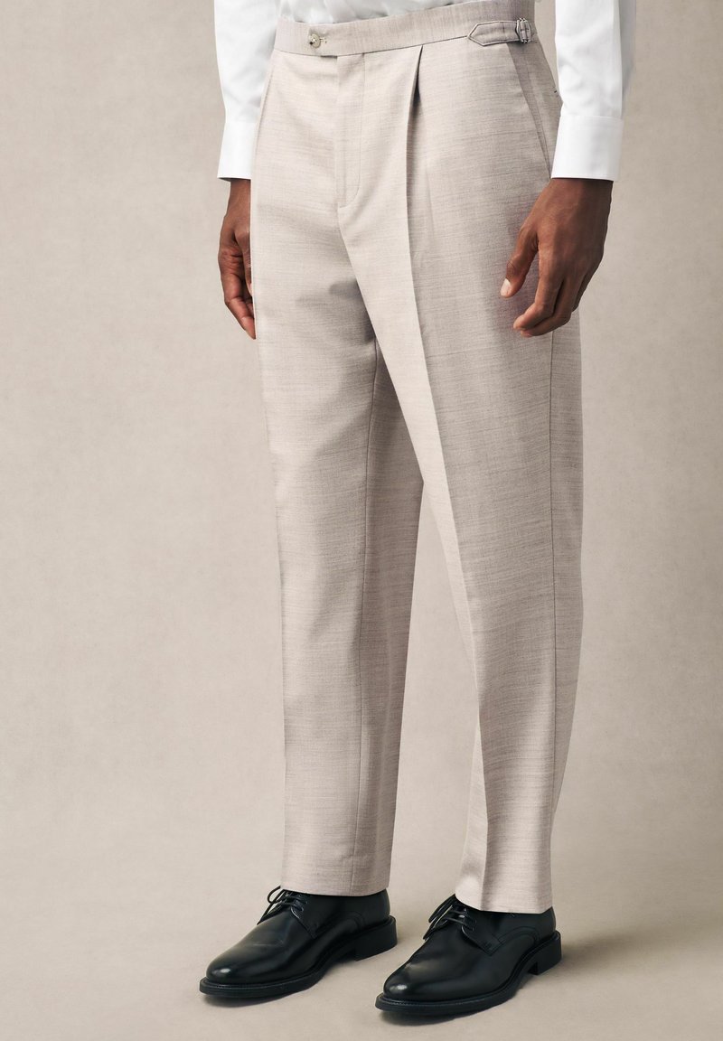 Next REGULAR FIT TAILORED FIT  - Pantalones - stone