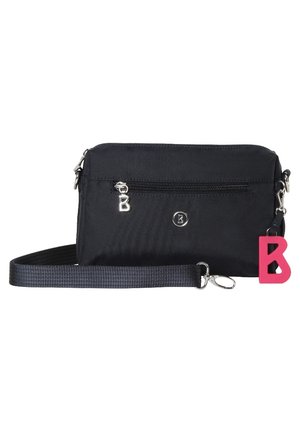 Bolso bandolera negro con bolsillo frontal con cremallera, tiradores de cremallera plateados, correa ajustable y un llavero rosa con la letra B.