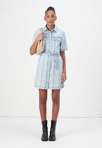 Tommy Jeans BELTED TRUCKER DRESS - Denim dress - denim light