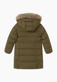 Olivengroene dik gewatteerde jas met een capuchon met bontafwerking, gequilt ontwerp, lange mouwen en zijsplitten voor extra bewegingsvrijheid.