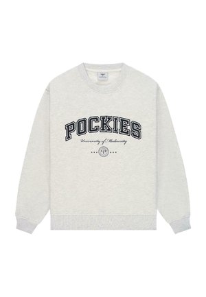 Pelēks krekls ar apaļu kakla izgriezumu un ribinātiem piedurknēm un apakšmalu. Uz tā melnā krāsā ir drukāts "POCKIES" un "Mediokriskās universitātes" nosaukums. Mīksta tekstūra.