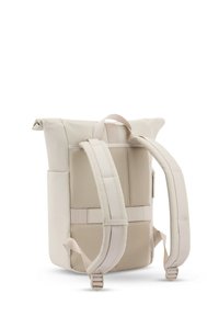 Rolltop rugzak van zacht beige stof met mesh panelen, gewatteerde schouderbanden en een zijvak met rits; strak ontwerp met minimale accenten.