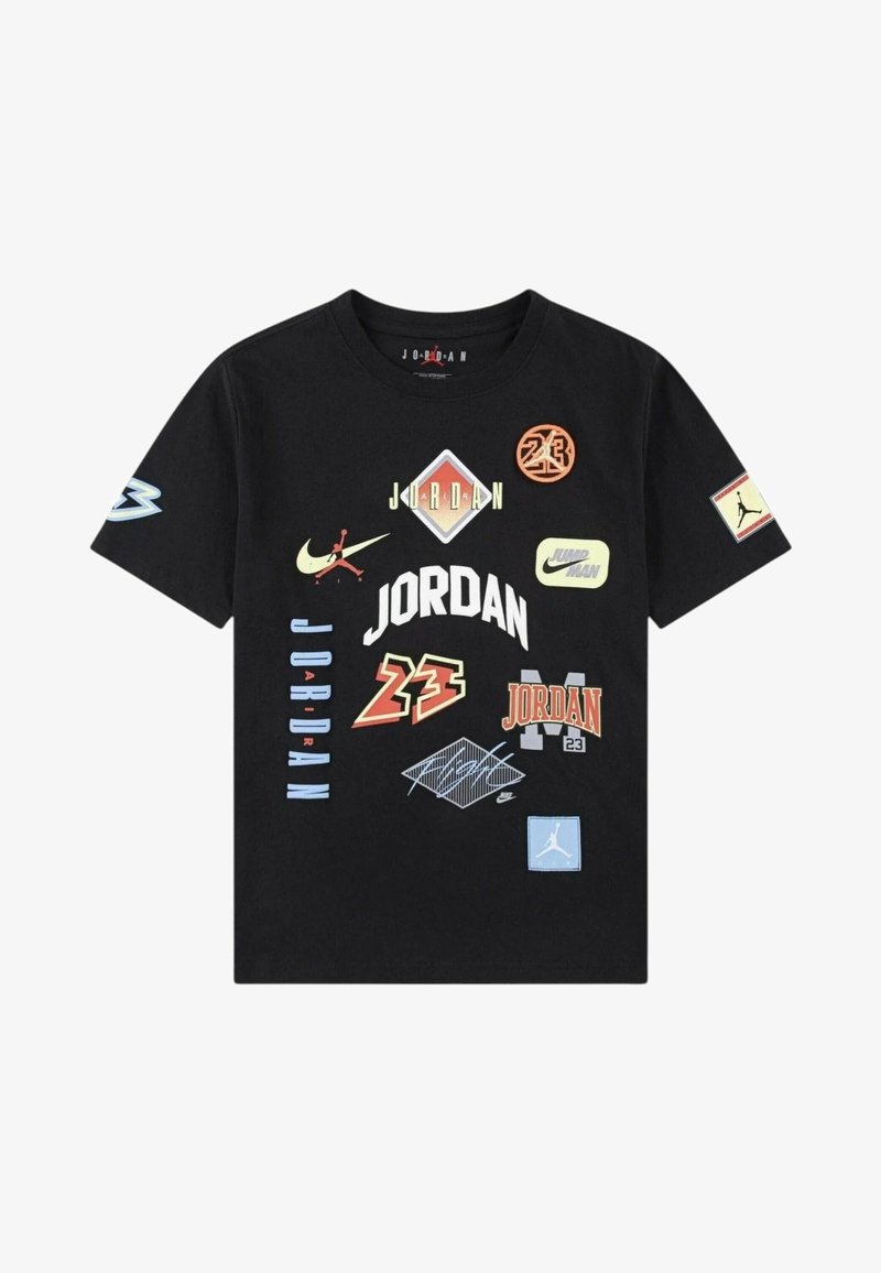 Czarny T-shirt z wieloma kolorowymi logo marki Jordan, grafikami "23" oraz motywami Nike Swoosh rozrzuconymi na przodzie i rękawach.
