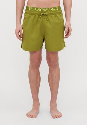 Grüne Bade Shorts mit elastischem Bund und "EMPORIO ARMANI"-Logo. Hergestellt aus leichtem Stoff, knielang mit Seitenschlitzen.