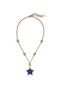 Złota naszyjnik z zawieszką w kształcie gwiazdy, zdobioną niebieską emalią i akcentami z cyrkonii, uzupełniony pięcioma okrągłymi kamieniami wzdłuż łańcuszka.