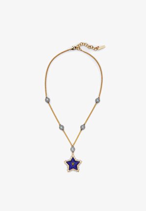 Collana dorata con ciondolo a forma di stella, caratterizzata da smalto blu e accenti di strass, completata da cinque dettagli in pietra rotonda lungo la catena.