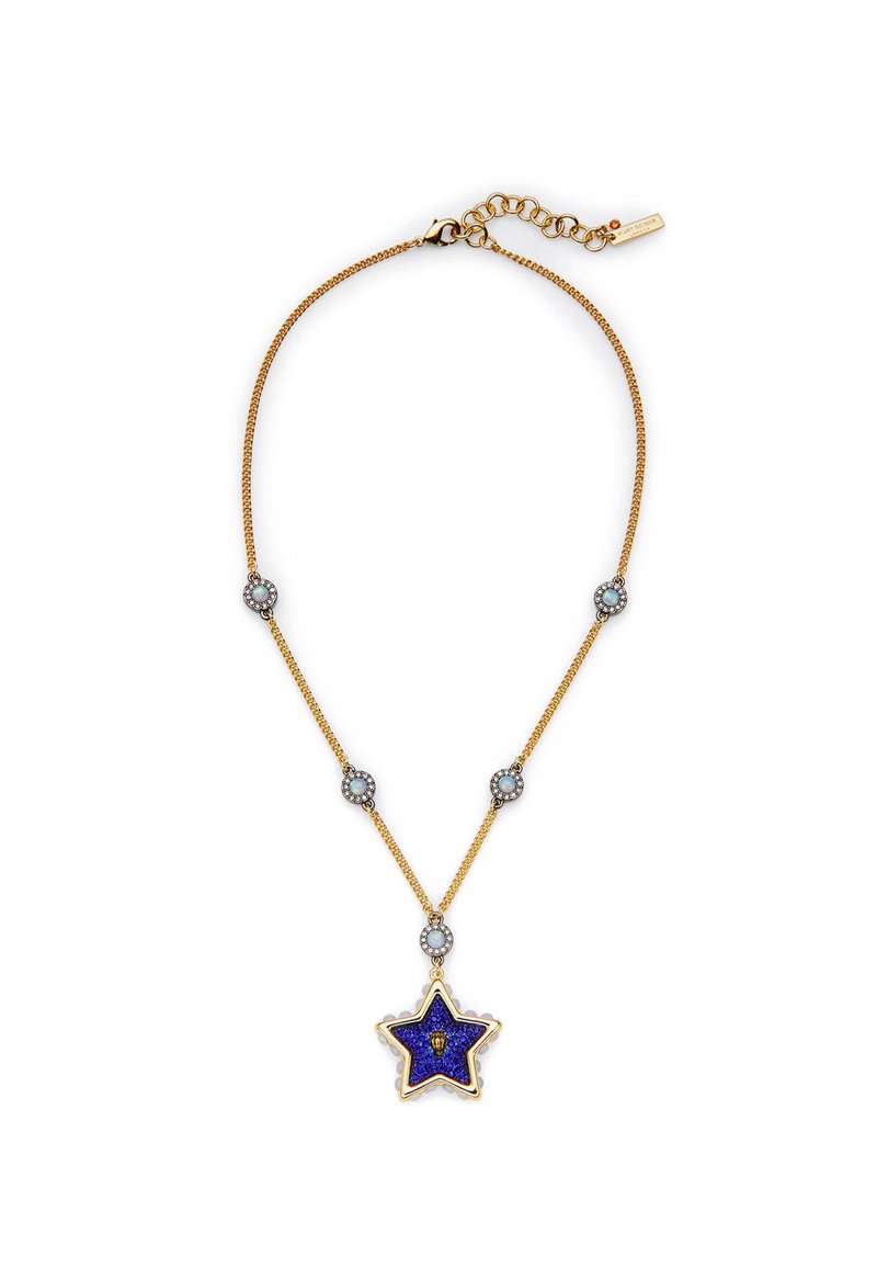 Złota naszyjnik z zawieszką w kształcie gwiazdy, zdobioną niebieską emalią i akcentami z cyrkonii, uzupełniony pięcioma okrągłymi kamieniami wzdłuż łańcuszka.