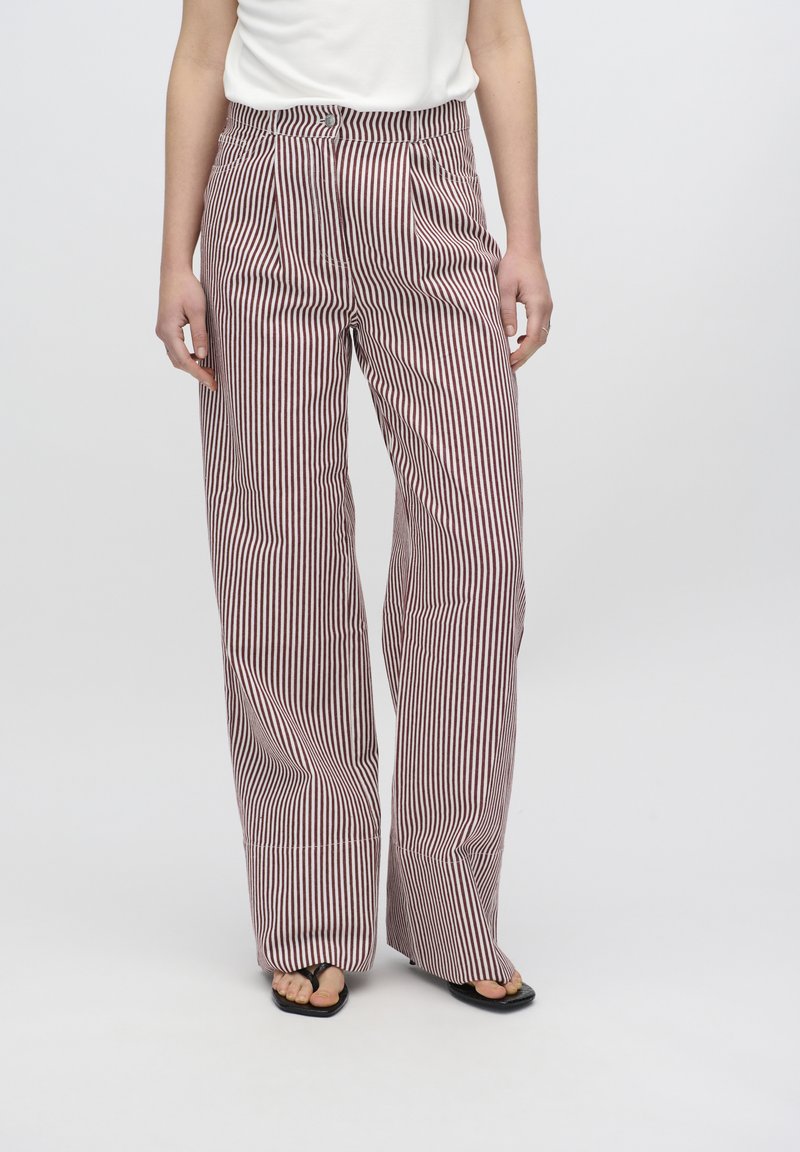 Gestreifte weite Hose in Rot und Weiß, mit hoher Taille, Bundfalten und lässiger Passform, aus leichtem Material.