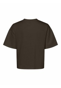 Brūns īss krekls ar īsām piedurknēm, apaļu dekoltē un maigu tekstūru. Dizains ietver brīvu piegriezumu un minimālus akcents.