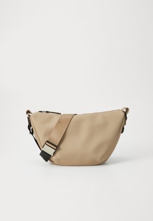 Beige schoudertas met brede verstelbare riem en zwarte plastic gesp, weergegeven op een effen witte achtergrond.