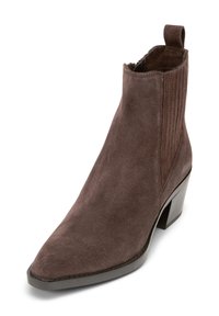 Stivale alla caviglia in suede marrone con punta affusolata, pannelli laterali a costine e tacco a blocco. Presenta una linguetta per un facile infilamento.