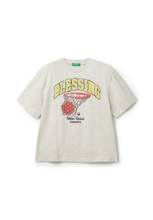 T-shirt grigio chiaro a maniche corte in cotone con vestibilità rilassata. Presenta una stampa grafica di un canestro da basket e la scritta "BLESSING" in giallo.