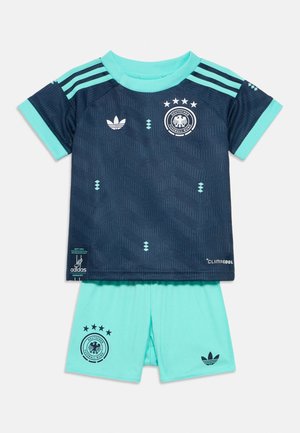 Sötétkék és világos türkiz színű német gyermeklabdarúgó mez Adidas logókkal és a Deutscher Fussball-Bund címereivel a mezén és a rövidnadrágon.