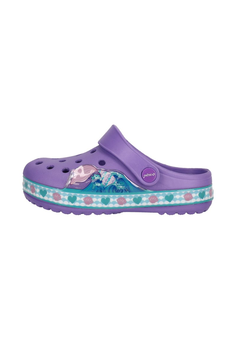 Lila Crocs mit Belüftungslöchern, die auf der Seite ein Wellendesign und ein gemustertes Band aus Herzen und Muscheln in Türkis und Pink aufweisen.