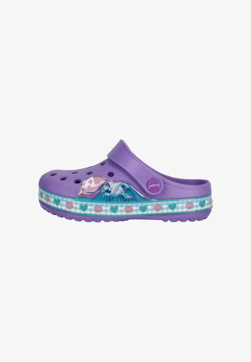 Des Crocs violets avec des trous de ventilation, présentant un design en vagues sur le côté et une bande décorée de cœurs et de coquillages en turquoise et rose.