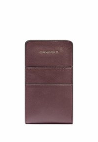 Portafoglio in pelle bordeaux con superficie testurizzata, dotato di tre tasche per carte orizzontali e logo impresso sul davanti.