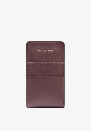 Portafoglio in pelle bordeaux con superficie testurizzata, dotato di tre tasche per carte orizzontali e logo impresso sul davanti.