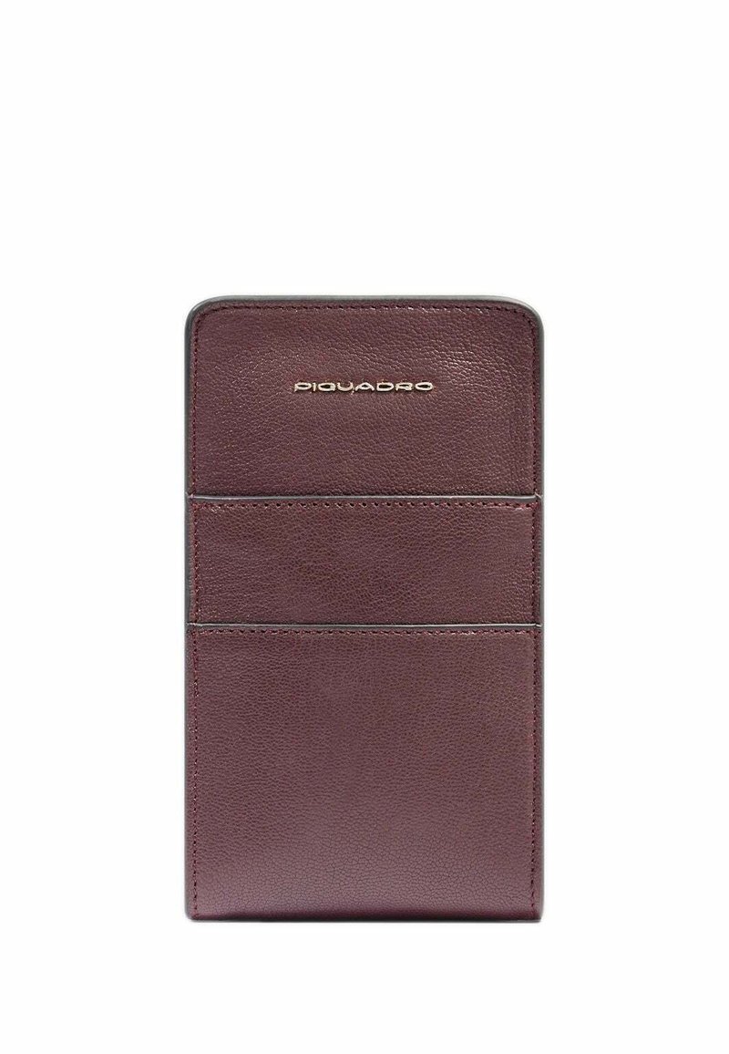 Portafoglio in pelle bordeaux con superficie testurizzata, dotato di tre tasche per carte orizzontali e logo impresso sul davanti.