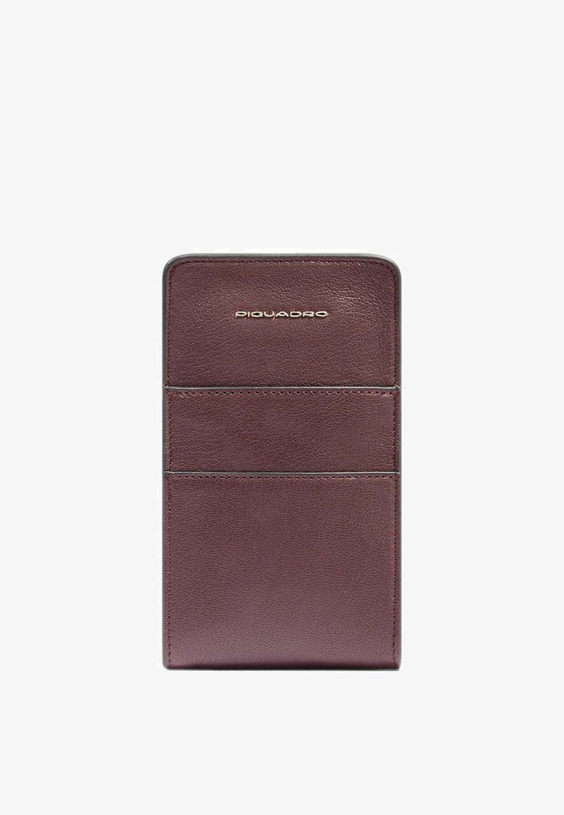 Portafoglio in pelle bordeaux con superficie testurizzata, dotato di tre tasche per carte orizzontali e logo impresso sul davanti.