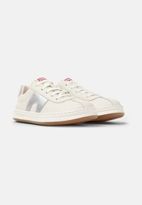 Sneakers bianchi in pelle con accenti argentati, punta rotonda, suola piatta in gomma e laccio anteriore. Presenta un logo rosso sulla linguetta.