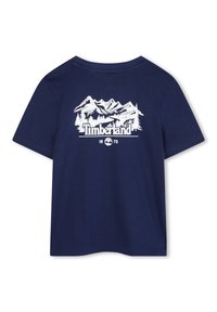 Navyblauwe katoenen t-shirt met korte mouwen. Heeft een witte afbeelding van bergen, bomen en het "Timberland" logo op de achterkant.