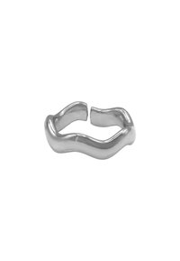 Anello in metallo color argento con un design ondulato, caratterizzato da una superficie liscia e lucida e un'apertura nella parte superiore.