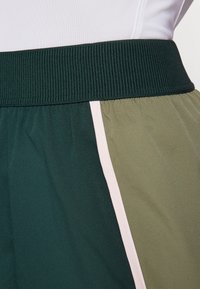 Lacoste Sport SHORTS - Sports shorts - sinople/khaki