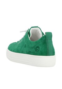 Sneaker verde in suede con suola in gomma bianca, punta rotonda e chiusura con lacci. Presenta un pull tab e un accento con logo sul tallone.