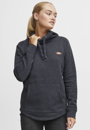 Sudadera navy con pequeños puntos azules, capucha con cordón, bolsillo frontal y parche de tela con logo. Textura suave y diseño de dobladillo redondeado.