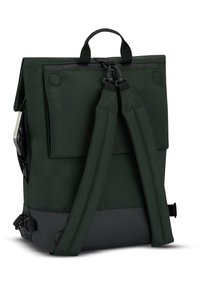 Tmavě zelený látkový batoh s černým spodkem, nastavitelnými popruhy, přední kapsou s klopou a postranní kapsou na zip pro snadný přístup.