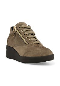 Scarpa alta in suede verde oliva con superficie texturizzata, dettaglio con zip dorata e chiusura con lacci su una suola a zeppa nera.