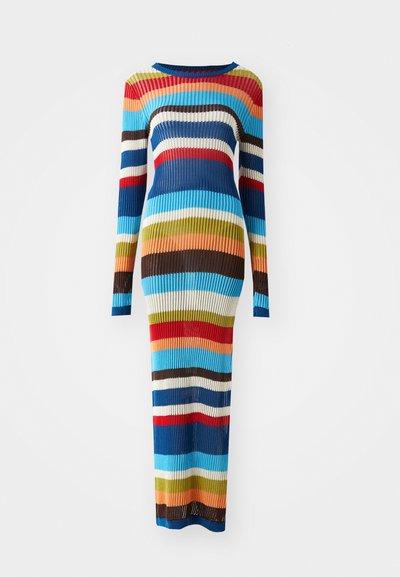 Ribatud kudumiga kleit pikkade varrukatega, millel on horisontaalsed triibud sinise, punase, pruuni, rohelise, kreemi ja oranži värviga. Loodud keha ümber ja põrandani ulatuv.