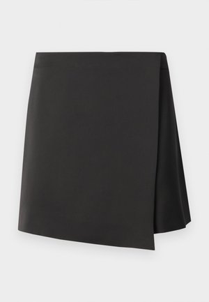 Schwarze, hoch geschnittene Minirock mit asymmetrischem Saum, aus glattem Stoff gefertigt, verfügt über ein minimalistisches Design ohne Verzierungen.