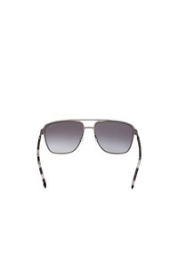 Sunglasses med metallram, kvadratisk form, gradient grå linser och mönstrade gråsvarta skalmar. Minimalistisk design med justerbara näskuddar.