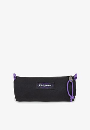 Eastpak-kynäkotelo, suorakulmainen muoto, mustaa kangasta, jossa violetti vetoketjun vetolaite ja yksityiskohdat. Etuosassa logopläyste. Sileä pinta.