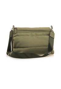 Borsa a tracolla verde oliva con una texture di tessuto morbido, chiusura con zip e tracolla regolabile; presenta cuciture sottili e una forma rettangolare elegante.