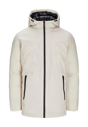 Cremefarbene, gepolsterte Winterjacke mit schwarzem Reißverschluss, zwei seitlichen Reißverschlusstaschen und einer isolierten Kapuze, die mit schwarzem Stoff ausgekleidet ist.