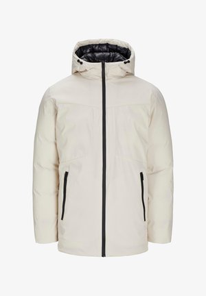 Cremefarbene, gepolsterte Winterjacke mit schwarzem Reißverschluss, zwei seitlichen Reißverschlusstaschen und einer isolierten Kapuze, die mit schwarzem Stoff ausgekleidet ist.