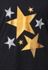 Czarna tkanina z dużymi złotymi i srebrnymi gwiazdami w różnych rozmiarach, o gładkim, metalicznym wykończeniu, bez dodatkowych wzorów.