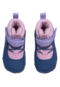 Kinderschoenen in marineblauw en lichtroze, gemaakt van suede en mesh. Voorzien van elastische veters en een klittenbandsluiting met branding.