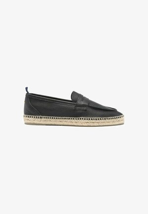 Mocassino in pelle nera con suola in yuta intrecciata stile espadrillas e linguetta sul tallone, mostrato di profilo su sfondo bianco.