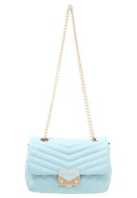 Ljusblått kviltat läderhandtag med en guldkedjesnor och ett guldfäste som har varumärket på en fyrkantig platta.