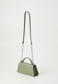 Πράσινη δερμάτινη τσάντα χεριού με δομημένο σχήμα, διαθέτει πάνω χερούλι, αλυσίδα και αντίθεση στο ράψιμο. Λείος υφή και μινιμαλιστικός σχεδιασμός.