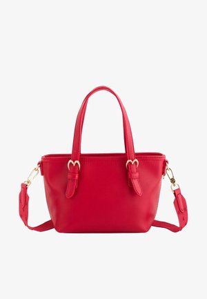 Rote Lederhandtasche mit Struktur, zwei oberen Griffen, abnehmbarem Schulterriemen und goldfarbenen, herzförmigen Schnallen.