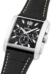 Orologio con quadrante rettangolare nero e dettagli argentati, cinturino in pelle nera con motivo coccodrillo e cuciture crema, subquadranti cronografici.