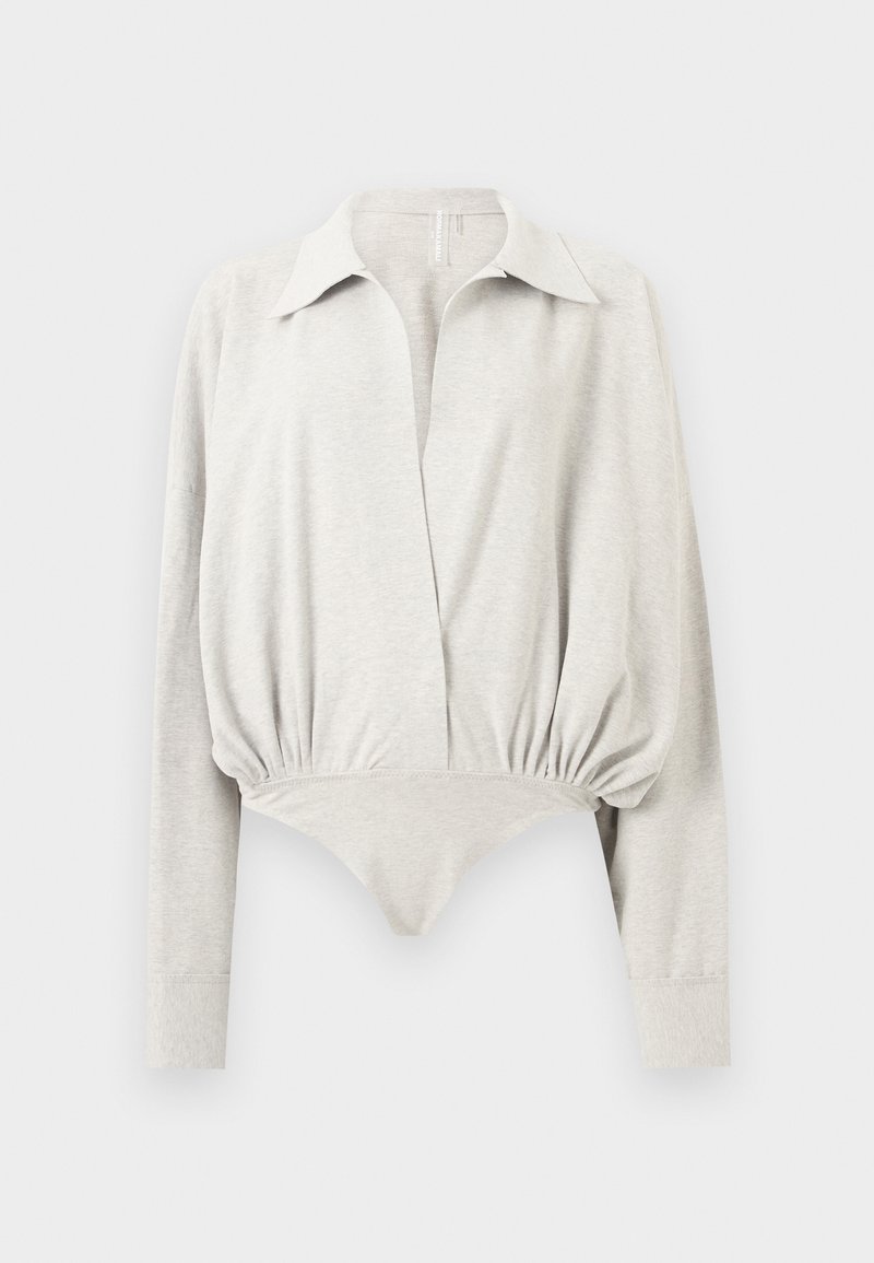 Body gris clair à manches longues avec col large, devant ouvert, taille froncée et poignets ajustés, présenté sur un fond uni.