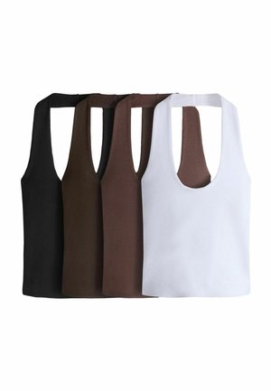 Ung kvinde med langt hår, iført en brun tanktop og jeans, lænende sig på en stenvindueskarm og kiggede mod højre.