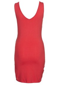Robe rouge sans manches avec un décolleté en V profond et une coupe ajustée. Fabriquée dans un tissu lisse, elle présente un design minimaliste sans accents supplémentaires.
