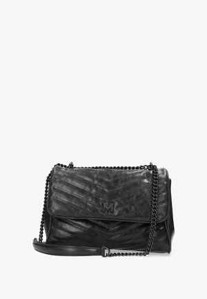Czarna skórzana torebka crossbody pikowana z klapką, łańcuszkowym paskiem i wytłoczonym litera "M" z przodu.