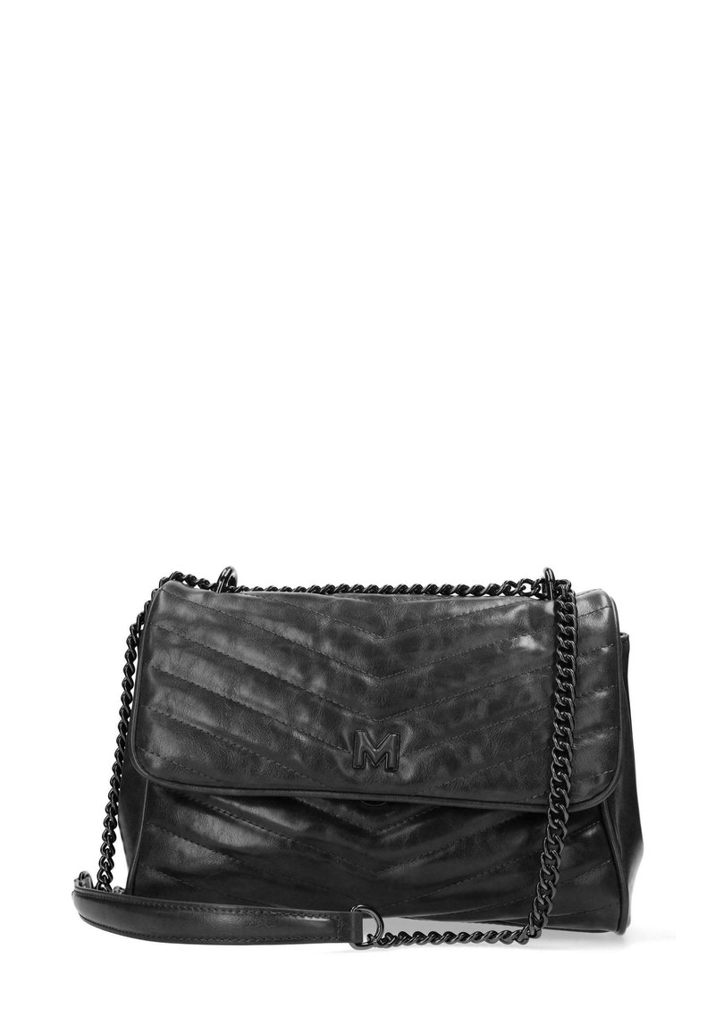 Borsa crossbody in pelle nera trapuntata con chiusura a pattina, tracolla a catena e una lettera "M" impressa sul davanti.